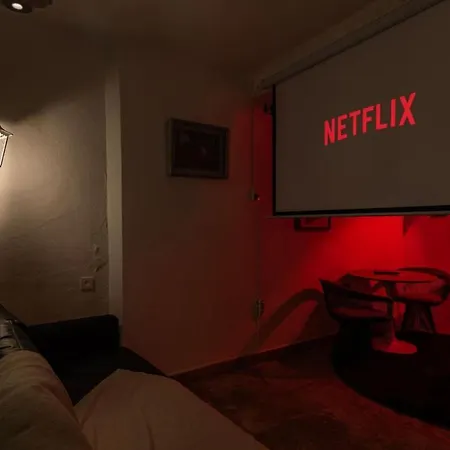 Center Huge With Movie Projector And Hottub *