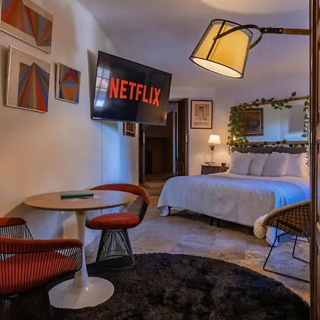Center Huge With Movie Projector And Hottub *